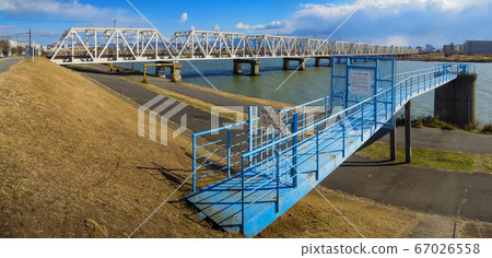 淀川大橋（大阪東線），俗稱“赤川鐵橋”，是人們可以穿越的罕見的鐵路橋樑。 67026558