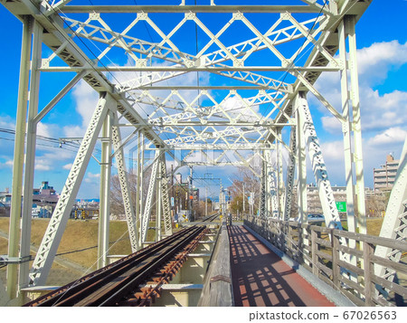 The Yodogawa Bridge (Osaka East Line), commonly known as the “Akakawa Iron Bridge”, was a rare railway bridge that people could cross. 67026563