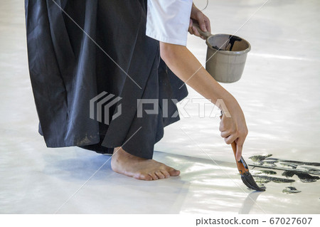 女學生在半紙上行動 女學生在半紙上行動 67027607
