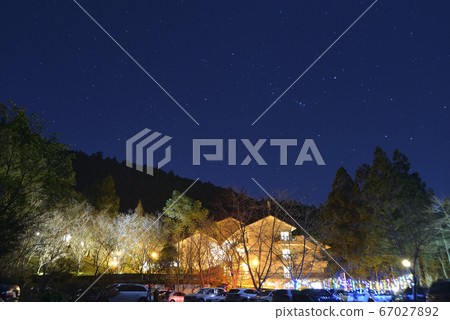 夜晚星空與房子 67027892