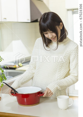 年輕女子做飯 67028366