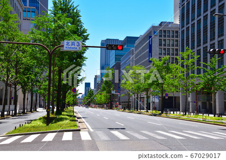 Midosuji, heading south from the Kitahama 3 intersection 67029017