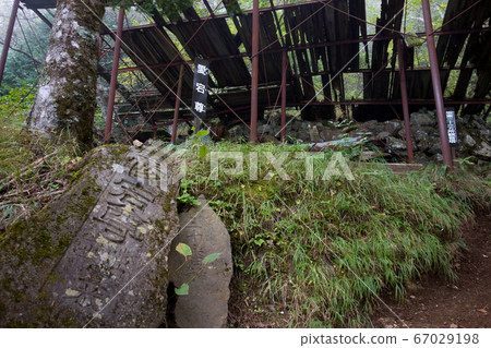 Atagoson and the ruins of the three mountain ranges of the 100 famous mountains in Yamanashi 67029198