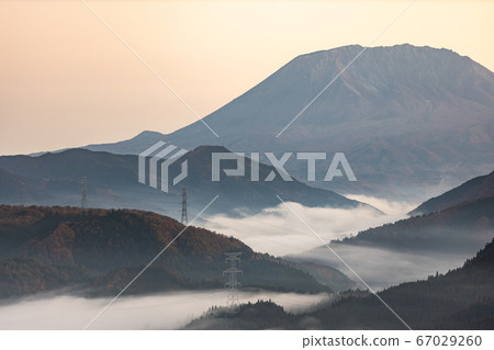 Early morning sea of clouds 67029260