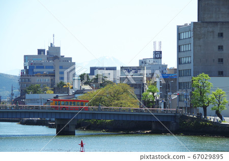 懷舊巴士在河邊行駛的松江大橋...島根縣松江市(晴天) 懷舊巴士在河邊行駛的松江大橋...島根縣松江市(晴天) 67029895