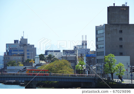 懷舊巴士在河邊行駛的松江大橋...島根縣松江市(晴天) 懷舊巴士在河邊行駛的松江大橋...島根縣松江市(晴天) 67029896