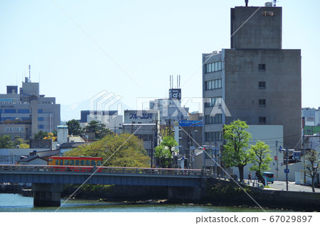 懷舊巴士在河邊行駛的松江大橋...島根縣松江市(晴天) 懷舊巴士在河邊行駛的松江大橋...島根縣松江市(晴天) 67029897