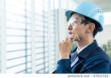 望著遠方的男工程師 67032388