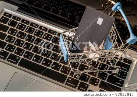 A credit card in a Mini supermarket trolley. 67032915