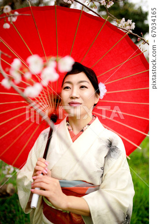 Kimono woman and cherry blossoms 67034165
