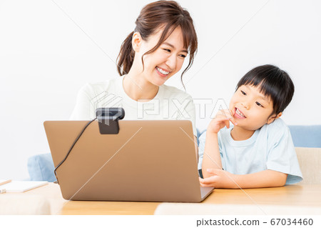 父母和孩子在筆記本電腦上享受在線研討會 67034460