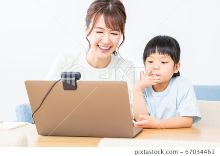 父母和孩子在筆記本電腦上享受在線研討會 67034461