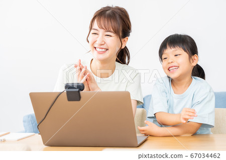父母和孩子在筆記本電腦上享受在線研討會 父母和孩子在筆記本電腦上享受在線研討會 67034462