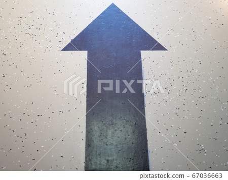 Black arrow pointing straight on a light 67036663