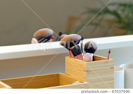 Professional makeup brush set on makeup table near mirror in wooden storage box close-up beauty concept Professional makeup brush set on makeup table near mirror in wooden storage box close-up beauty concept 67037090