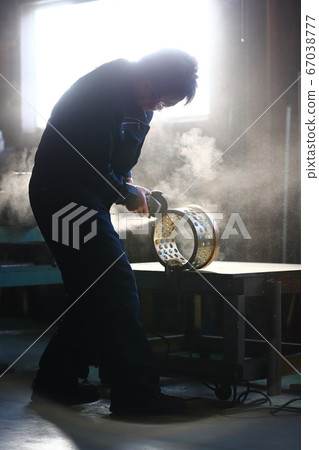 用磨床切割零件 用磨床切割零件 67038777