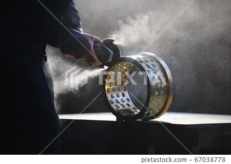 Cutting parts with a grinder 67038778