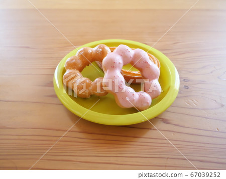 Snack donuts and colorful plates Snack donuts and colorful plates 67039252