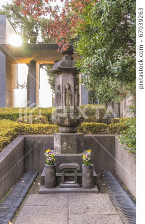 東京 柳中 一個石花瓶 上面有六個地藏菩薩和一個鷹的羽毛冠 它被寫成kai井曼雷 Hokai 照片素材 圖片 圖庫