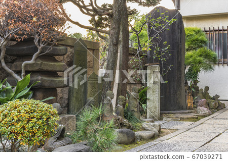 [Tokyo, Yanaka] A sculpture of 16 Rakan and a board monument with Sanskrit characters placed at Choan-ji Temple of Yanaka Seven Lucky Gods in Tokyo. 67039271