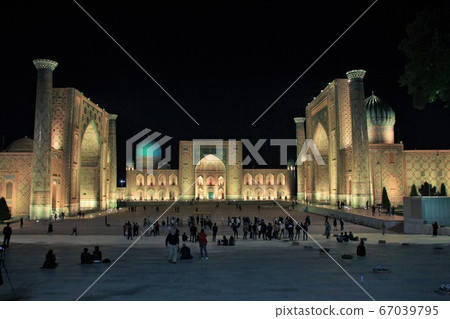 撒馬爾罕Registan廣場的夜景 67039795