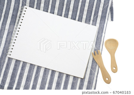 寫生和叉子和勺子在餐墊上 67040183