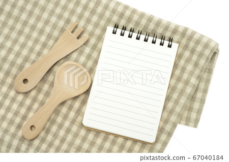 記事本，叉子和勺子在餐墊上 67040184