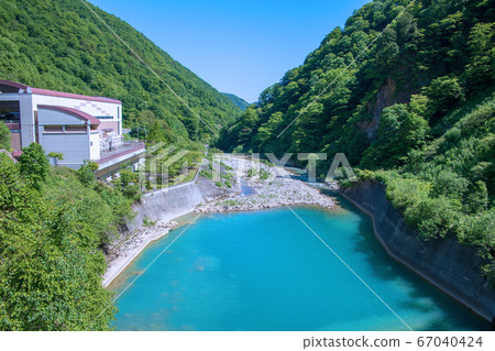 奧久清津電站新壩清津河新鮮的綠色風景新潟縣 奧久清津電站新壩清津河新鮮的綠色風景新潟縣 67040424