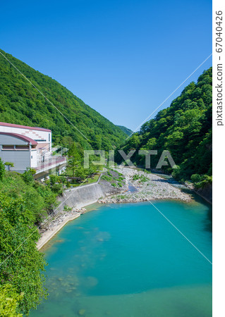 奧久清津電站新壩清津河新鮮的綠色風景新潟縣 67040426