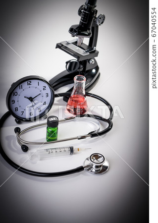 [有速度感的注射器和疫苗開發不良圖片] 67040554