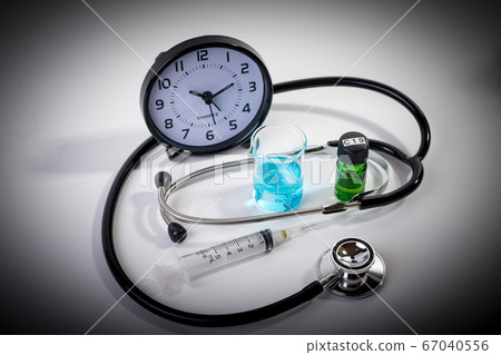 [有速度感的注射器和疫苗開發不良圖片] 67040556