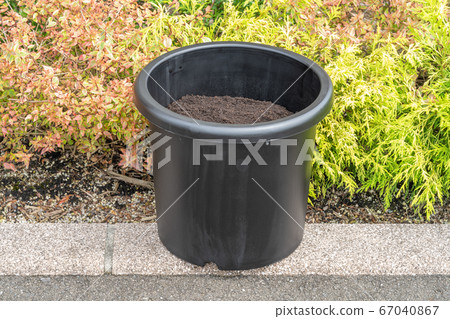 花盆裡的覆蓋物和土壤 花盆裡的覆蓋物和土壤 67040867