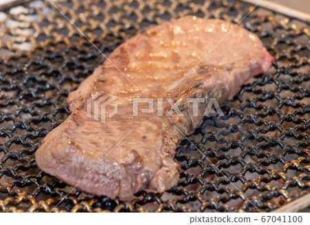 Charcoal grilled beef tongue steak (American) Charcoal grilled beef tongue steak (American) 67041100