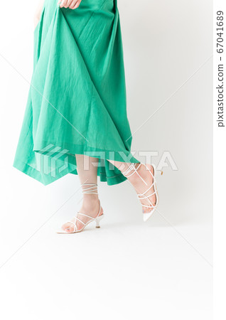 女人的腳穿涼鞋 女人的腳穿涼鞋 67041689