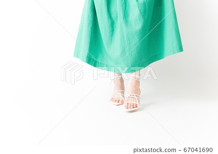 女人的腳穿涼鞋 67041690