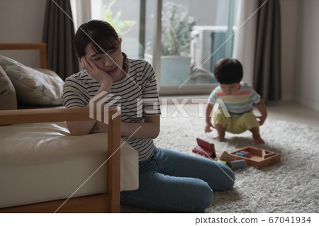 One-op image of a lonely Japanese woman suffering from childcare/childcare stress One-op image of a lonely Japanese woman suffering from childcare/childcare stress 67041934