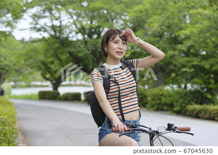 自行車在公園裡的女人 67045630