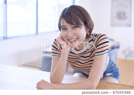 放鬆在屋子裡的婦女 67045986