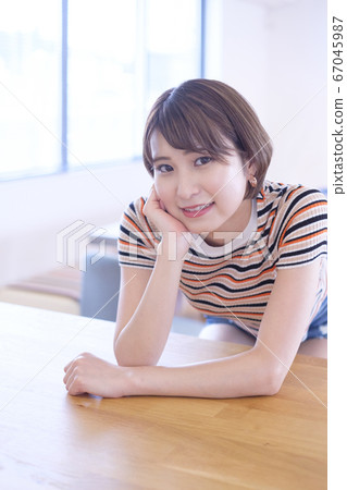 放鬆在屋子裡的婦女 67045987