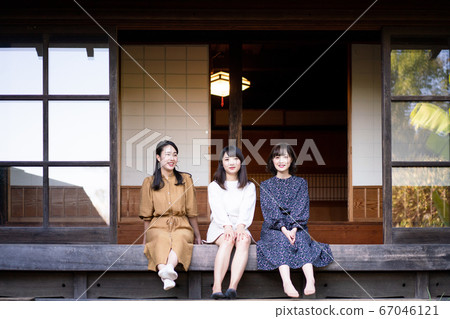 婦女在旅遊區的老傳統房子說話 67046121