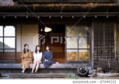 婦女在旅遊區的老傳統房子說話 67046122