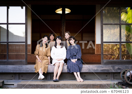 與外國人在一起的老房子邊緣上的說英語的女人 67046123