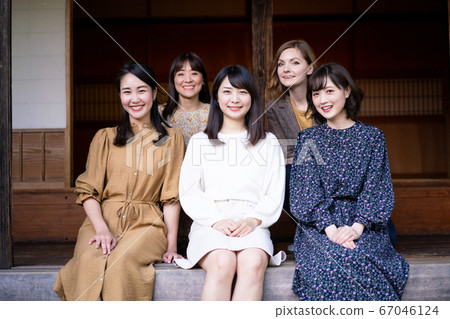 與外國人在一起的老房子邊緣上的說英語的女人 67046124