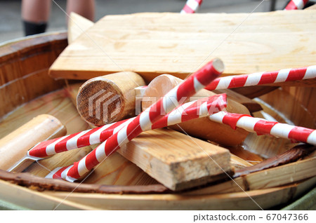 Open the mirror by breaking the lid of the barrel with a mallet Open the mirror by breaking the lid of the barrel with a mallet 67047366