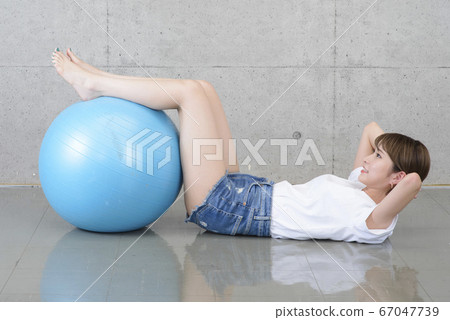 女人玩一個平衡球 女人玩一個平衡球 67047739