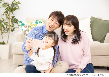 Image of a young family 67047928