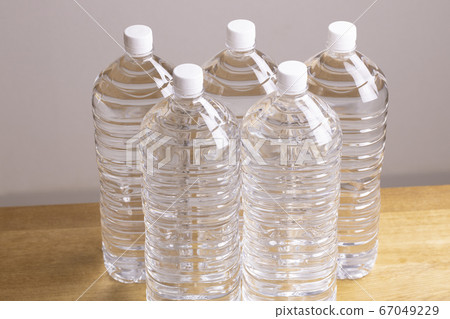 疏散PET瓶中的飲用水 疏散PET瓶中的飲用水 67049229