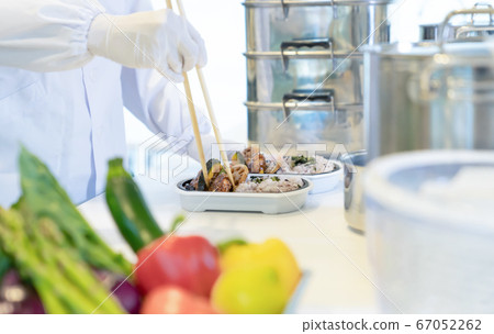 男廚師午餐與家庭送餐外賣 67052262