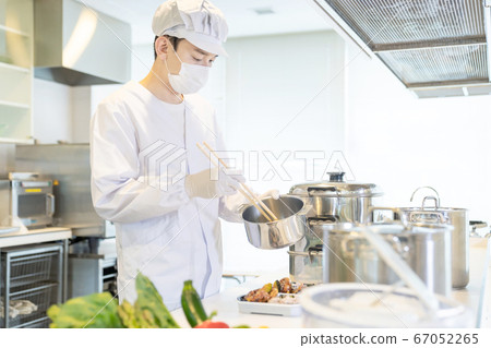 Male cook serving lunch with home meal delivery takeout 67052265