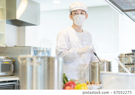 男廚師的午餐中心廚房 67052275